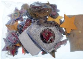 49db eredeti szocialista kitüntetés tok, benne vegyesen "Kiváló Dolgozó" és "Szociali...