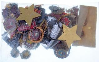 49db eredeti szocialista kitüntetés tok, benne vegyesen "Kiváló Dolgozó" és "Szociali...