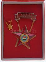 49db eredeti szocialista kitüntetés tok, benne vegyesen "Kiváló Dolgozó" és "Szociali...