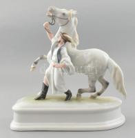 Herendi lovát fékező csikós legény, kézzel festett, jelzett, sérült: ló füle, m: 20 cm, h: 19 cm