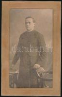 cca 1916 Pap portréja, fotó kartonon, a hátoldalon ajándékozási sorokkal, a felületén kis foltokkal, 19,5x10,5 cm