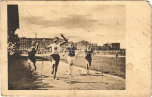 1911 Wien, Vienna, Bécs; W.A.F. verseny, 100 méteres síkfutás finise, Jankovich győz, Hermann, Weinziner, Björn. Kiadja Klasszikus pillanatok vállalata 9 a sz. / Sport, flat race (EM)