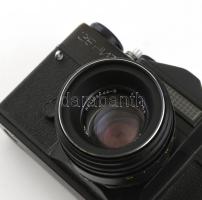 Zenit fényképezőgép Helios-44-2 2/58 objektívvel, bőr tokkal, kopásnyomokkal