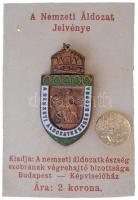 ~1915. A Nemzeti Áldozatkészség Szobra zománcozott Br jelvény, hátlapon HIVATALOS KIADVÁNY felirattal, függőleges tűvel, A Nemzeti Áldozat Jelvénye díszlapra tűzve (lap hátulja ragasztónyomos) + nem hozzávaló címeres Al gomb (47x25mm) T:1- Hungary ~1915. Statue of the National Generosity enamelled Br badge with vertical pin, on the back HIVATALOS KIADVÁNY (Official issue), on information sheet + not appropriate Al button with coat of arms (47x25mm) C:AU