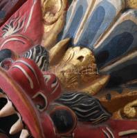 Távol-keleti gazdagon festett sárkány maszk, fali dísz, fa, kisebb repedésekkel, apró sérülésekkel, ...