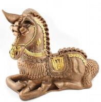Nagyméretű, keleti stílusú ló szobor aranyozott díszítéssel. Mázas kerámia, jelzés nélkül, kopásnyomokkal, kis lepattanásokkal, az egyik füle sérült, ragasztott. 51x23x43 cm