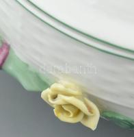 Óherendi ragutál, porcelán, kézzel festett virágminták, plasztikus rózsákkal díszítve. Rózsákon apró...