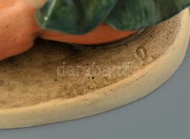 Hummel kerámia énekesmadár fiúval, kézzel festett, jelzett, apró csorba, m: 7,5 cm