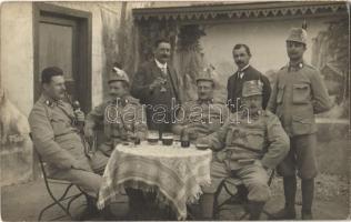 Első világháborús osztrák-magyar katonák iszogatás közben / WWI K.u.k. military, soldiers drinking wine. photo (fl)