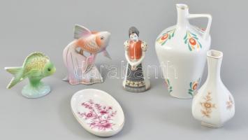 6 db Hollóházi porcelán tárgy: kiöntő, kis váza, tálka, népviseletes lány, 2 db hal. Matricás/kézzel festett, jelzett, kisebb kopásnyomokkal, az egyik alján kis lepattanással.