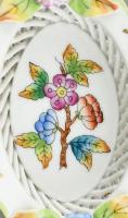 Herendi Viktória mintás fonott tálka. Kézzel festett, jelzett, kis kopásnyomokkal. 9,5x7 cm