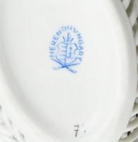 Herendi Viktória mintás fonott tálka. Kézzel festett, jelzett, kis kopásnyomokkal. 9,5x7 cm