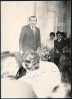 Hofi Géza (1936-2002) Kossuth-díjas előadóművész aláírása az őt ábrázoló fotón