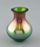 Irizáló zöldes színű vázácska, jelzés nélkül, alján kopásnyommal, d: 9 cm