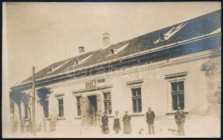 cca 1910 Budapest, bor- sör és rummérés, üzlet utcafronti fotója, fotólap, 9×14 cm