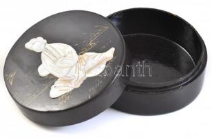 Japán lakkozott fa ékszeres doboz, plasztikus gyöngyház berakásos díszítéssel, kopásnyomokkal, kis s...