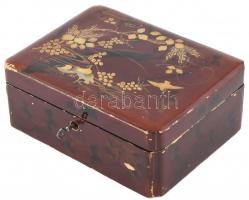 Kínai lakkozott fa doboz, kézzel festett díszítéssel, kulccsal, működő zárral, kopásokkal, kis sérülésekkel, 21x16x8 cm