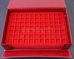 Bordó, bőr borítású érmetartó kazetta, benne három tálcával (mindhárom különböző átmérőjű fészekkel)...