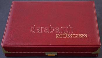 Bordó, bőr borítású érmetartó kazetta, benne három tálcával (mindhárom különböző átmérőjű fészekkel)...