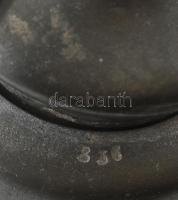 Szódásüveg 19. sz. vége, színtelen üveg, ón szerelékkel (hiányos), drótháló rozsdás. m: 40 cm