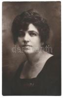cca 1922 Pásztory Gyuláné, Bartók Béláné Pásztory Ditta (1903-1982) édesanyja, hátoldalán feliratozott fotólap, 14x9 cm