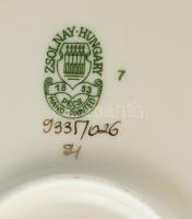 Zsolnay pillangómintás emeletes sütemény kínáló. Kézzel festett, jelzett, minimális kopással, m: 36 ...