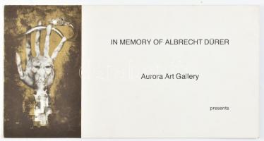 Szász Endre (1926-2003) festőművész és felesége, Lula kézzel írt sora és aláírása, 1971-ben a kanadai Aurora Art Gallery-ben rendezett egyéni kiállításának meghívóján, 4 sztl. oldal, borítón és a belsejében Szász Endre grafikáinak ofszet reprodukciójával, borító jobb felső sarkában törésnyommal, hátoldalán apró foltokkal, 12×23 cm.