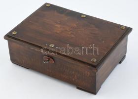 Fa doboz kulccsal, jó állapotban, kissé nehezen záródó zárral, 26×19×9 cm