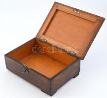 Fa doboz kulccsal, jó állapotban, kissé nehezen záródó zárral, 26×19×9 cm