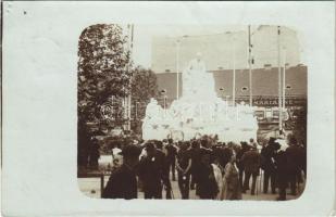 1908 Budapest V. Vörösmarty szobor avatási ünnepsége, Maison Marianne női kalap terem, üzlet. Dr. Cholnoky Jenő-nek címzett levél, eredeti felvétel, photo (EK)