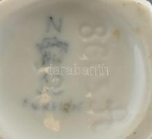 4 db figurális porcelánok. (nyuszi, madár, baromfi udvar, gitározó lány) Jelzett. Kopott, sérült. m:...