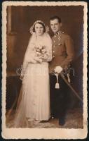 cca 1943 M. Kir. Honvédség katonatisztjének esküvői fotója, kard, kardbojt, kitüntetés, felületén törésnyom, 13,5×8,5 cm