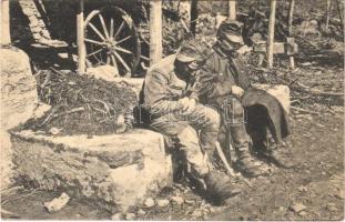 Két sebesült pihenője. Kép a Tizenhetesek című hadi emlékkönyvből / WWI Austro-Hungarian K.u.K. military, injured soldiers resting (EK)