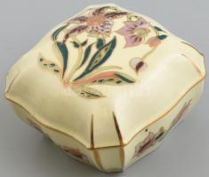 Zsolnay virág mintás porcelán bonbonier, kézzel festett, jelzett, kopottas, 10,5x10,5x6cm