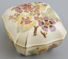 Zsolnay virág mintás porcelán bonbonier, kézzel festett, jelzett, mázrepedésekkel, 10,5x10,5x6cm