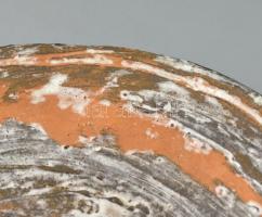 Gorka Lívia (1925-2011): Falitál
Korongozott és kézzel formált samottos kerámia. Öblében színesen f...