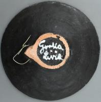 Gorka Lívia (1925-2011): Falitál
Korongozott és kézzel formált samottos kerámia. Öblében színesen f...