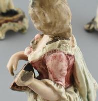 Neorokokó 3 részes kandalló dísz. 1db figurális váza, 2 db figura. Német. Kézzel festett, aranyozott...