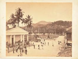 cca 1900 Ceylon (Sri Lanka), település központi tere, munkásokkal, lakossággal, kartonra kasírozott fotó, 23×28 cm / vintage photo on cardboard