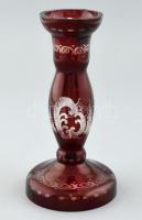 Egermann jellegű rubinpácolt gyertyatartó. Kézzel készült, cseh kristályüveg, virágmotívummal díszített, csiszolt. XX. század, kopott. m: 17,5 cm