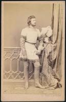cca 1880 Bécs, Hartmann, férfi jelmezben, keményhátú fotó Heid és Ronniger műterméből, 10,5×6,5 cm