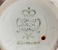 Schaubach Kunst trombitáló puttó figura, kézzel festett, jelzett, sérült, apró lepattanással, kopásn...