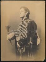 cca 1915 Férfi huszárruhában, fotó, sarkán hiány, 24×17,5 cm