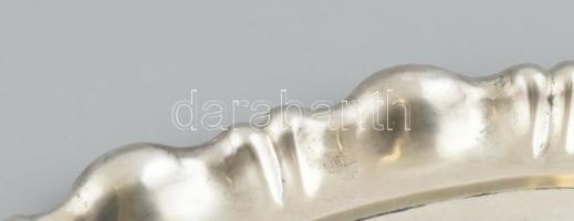 Ezüst(Ag) ovális hólyagos peremű tálca, jelzett, 40×25 cm, nettó: 568 g
Eduard Friedmann mesterjegy...