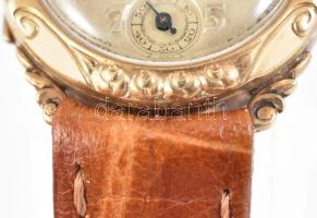 Arany (Au) 14K Uris női óra, másodpercmutatóval, jelzett, nem jár, tokon kis sérüléssel, d: 2 cm, br...