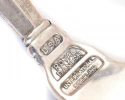 Ezüst(Ag) szervírozó kanál, 3 db, jelzett: Royal Danish
Sterling Silver, h: 21,5 és 16,5 cm, nettó:...