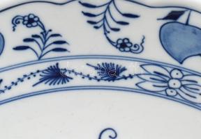 Meissen kerek sültes tál, porcelán, mázalatti kobaltkék hagymavirág mintával, jelzett: kardos Royal ...