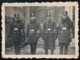 cca 1940 Katonatisztek, fotó, felületén törésnyomok, 6×8,5 cm