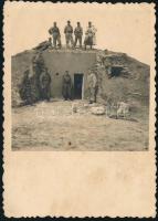 cca 1940 Katonai bunker előtt, fotó, 8×6 cm