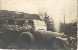 1915 Osztrák-magyar katonák automobilban / WWI Austro-Hungarian K.u.K. military, soldiers in a car. photo + K.u.K. Chef des Feldtelegraphen-Wesens (gyűrődés / crease)